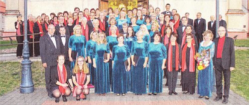 Uckermärkischer Konzertchor und
Chor "Harmonija" aus Varena im Jahr 2015 in Litauen
(Foto: Archiv Jürgen Bischof) Uckermärkischer Konzertchor und Chor
"Harmonija" aus Varena im Jahr 2015 in Litauen (Foto:
Archiv Jürgen Bischof)