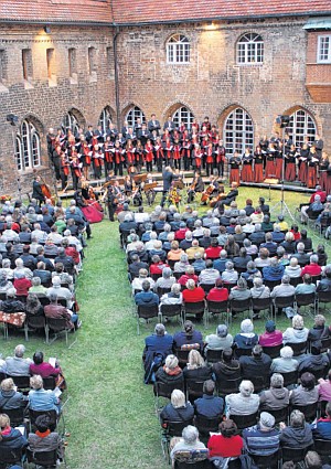 Klostergartenkonzert 2014 (Foto: Heiko
Schulze) Klostergartenkonzert 2014 (Foto: Heiko
Schulze)